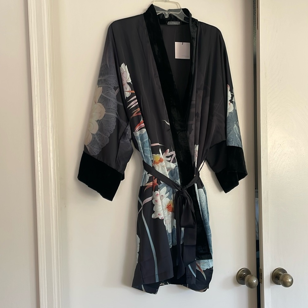 Beautiful short kimono with peony design and velveteen trim.